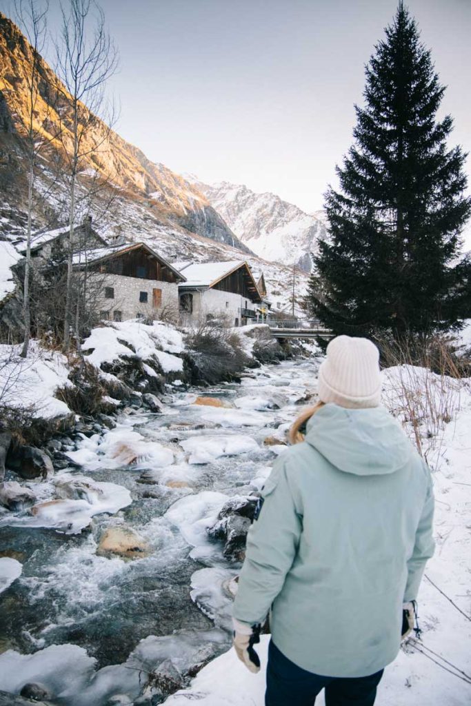 Le hameau de Friburge à Champagny-le-haut en rando raquette. Crédit photo : Clara Ferrand - blog Wildroad