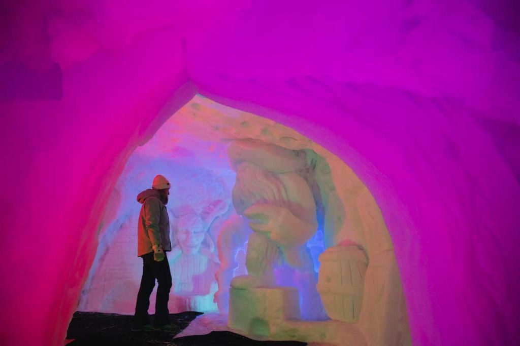 La grotte de glace sculptée de Champagny-en-Vanoise. Crédit photo : Clara Ferrand - blog Wildroad