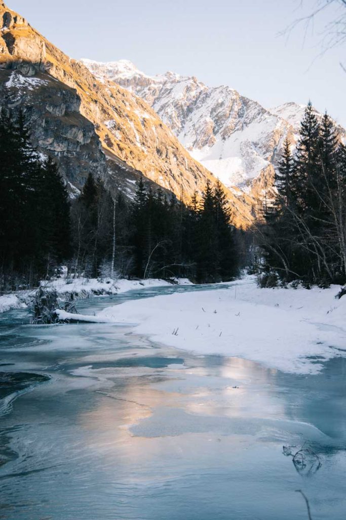 Le torrent du Doron lors de la randonnée raquette dans le vallon de Champagny-le-Haut. Crédit photo : Clara Ferrand - blog Wildroad