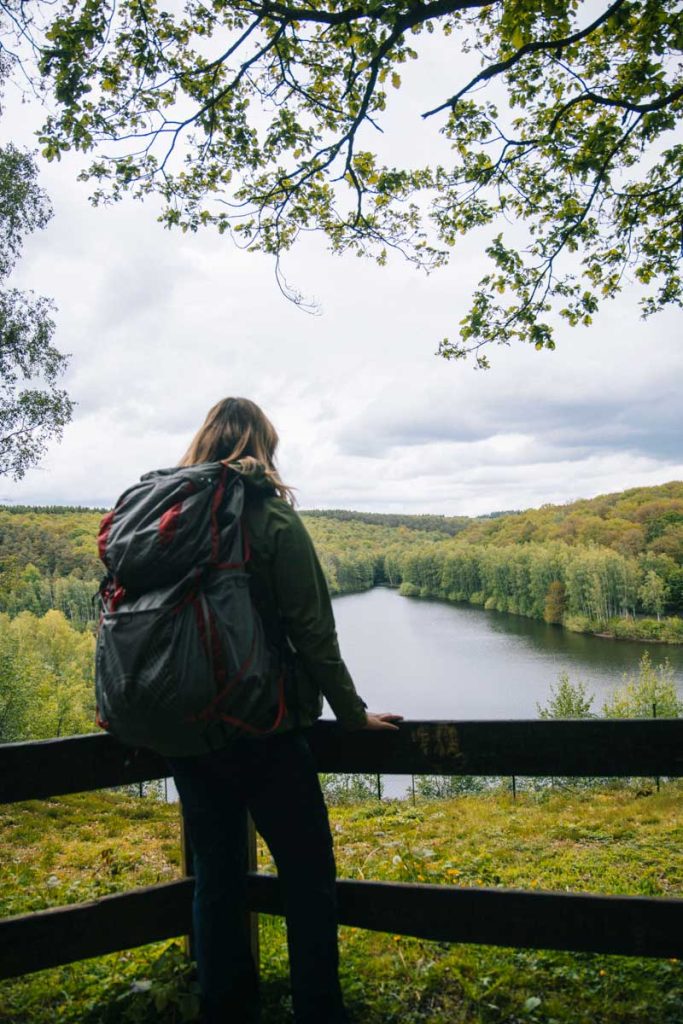 Vue sur le lac de Ry de Rome en Wallonie. Crédit photo : Clara FERRAND - blog Wildroad